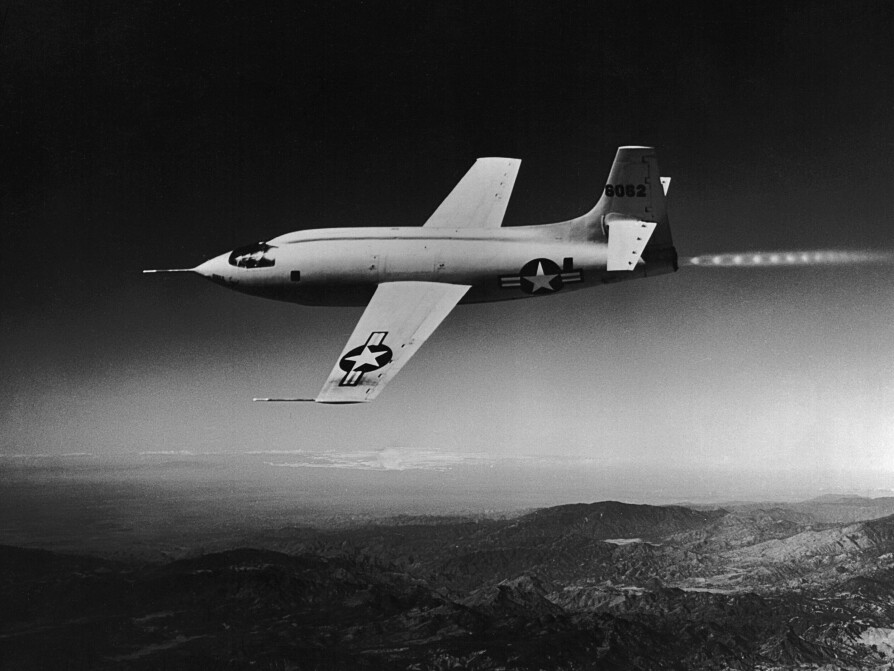 <b>LURTE LYDMUREN:</b> Bell X­1 er kanskje det mest legendariske av X-­flyene. I 1947 var X­1 det første flyet som klarte å bryte lydmuren, med Chuck Yeager bak spakene.