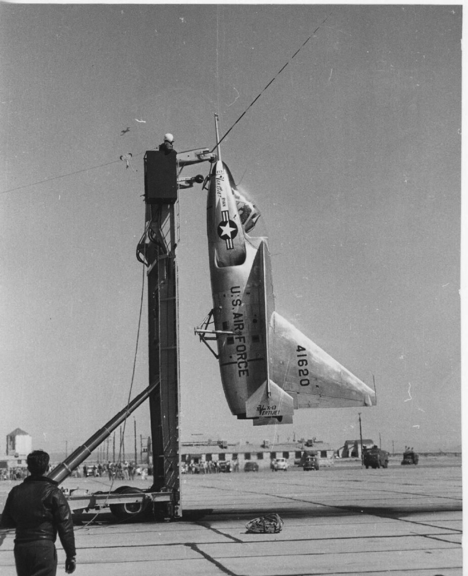 <b>LODDRETT:</b> Allerede i 1955 eksperimenterte amerikanske forsvarsgrener med fly som kunne ta av og lande vertikalt. Her er Ryan X13 Vertijet avbildet.