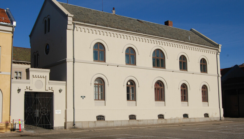FENGSEL: Halden gamle politistasjon. Bak vindu nummer to fra høyre i andre etasje satt Sophie Johannesdotter fengslet.