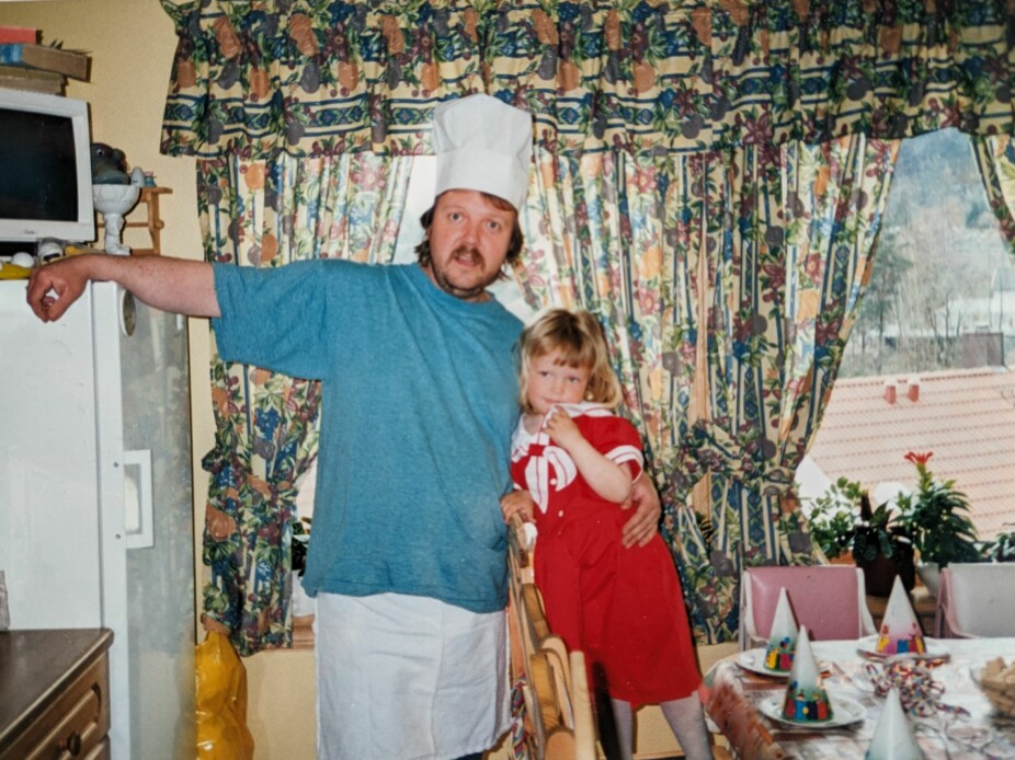 <b>BAKEGLEDE:</b> Renate og den kjære pappaen sin på kjøkkenet. De to har et helt spesielt bånd.