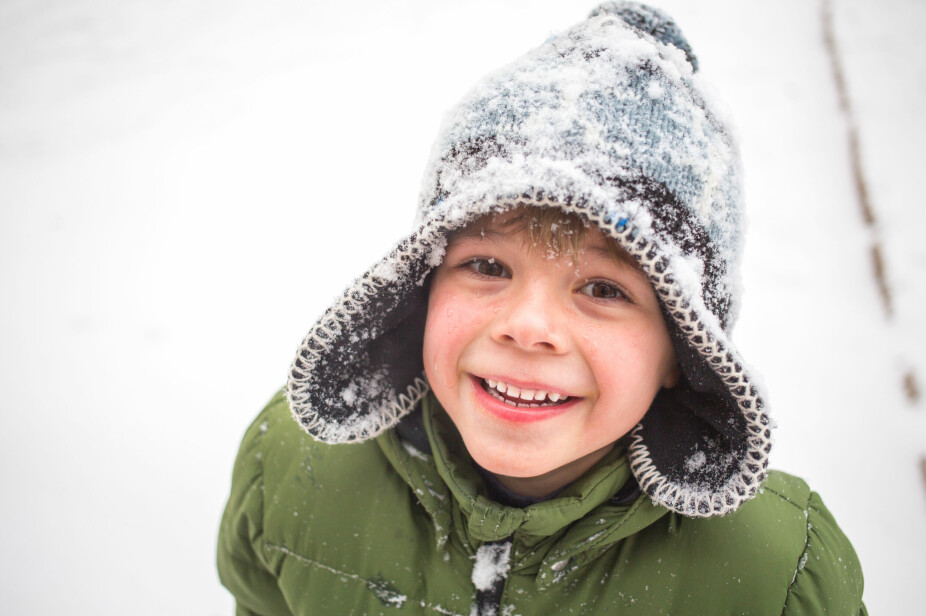 PÅKLEDNING PÅ VINTEREN: Det er viktig å kle på barnet riktig på vinteren. Det beste er å ha på flere lag med klær.