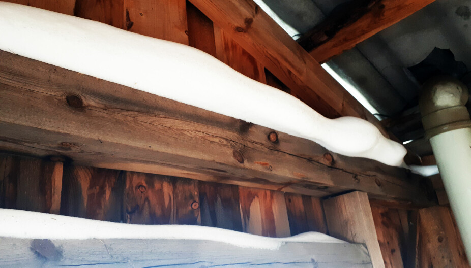 SNØFØYK: Sterke vindkast kan blåse snøen inn, som her oppunder taket i en utebod som ligger i Leirungsdalen i Jotunheimen, men også i boligen din bør du sjekke på kaldloftet og andre steder hvor snøen kan trenge inn.