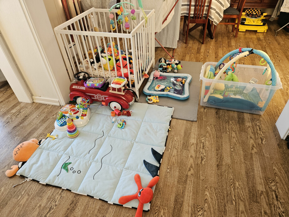 STUEN: Alt av leker står fremme i stuen klart til å brukes av både Jonas og Sofie.