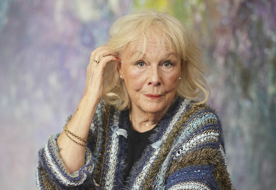 HØYT TEMPO: Lise skjønner ikke helt når det skjedde, men plutselig en dag da hun så seg i speilte, oppdaget hun en gammel dame. Livet har gått så altfor fort og nå er det ikke mer fremtid igjen, føler Lise som etter utallige oppfordringer har brukt det siste året til å samle sitt eventyrlige liv mellom to permer.