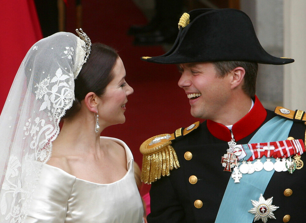 <b>FEIRING MED BISMAK: </b>Danskene er mer opptatt av hvorvidt det stemmer at Frederik har vært utro, enn at kronprinsparet snart har vært gift i 20 år.