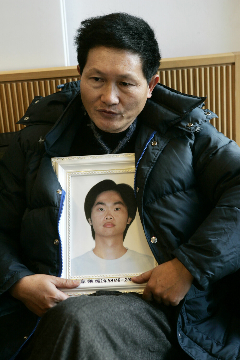 <b>SORG:</b> Foreldrene til draps­ofrene fikk et tungt møte med Norge. Faren til Yuhang hadde med seg et portrett av sønnen i retts­saken. 