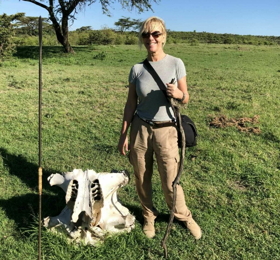 <b>PERFEKT</b>: I Kenya er Anne Gro i sitt ess, her med skjelettet til en elefant.