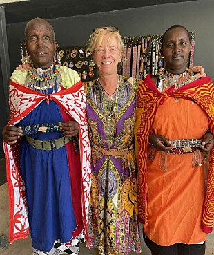 <b>GODT SELSKAP: </b>Anne Gro poserer med to masaikvinner som bærer sine flotte drakter.