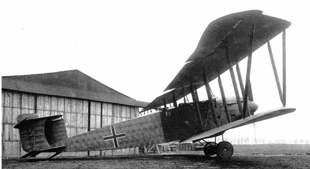 <b>STØRST PROPELL: </b>Linke-­Hofmann R. II var over 20 meter langt og hadde et vingespenn på 41 meter. Det var propellen på flyet som slo rekorder, med sine 6,9 meter i diameter var det den største propellen på et enmotorsfly noen sinne.