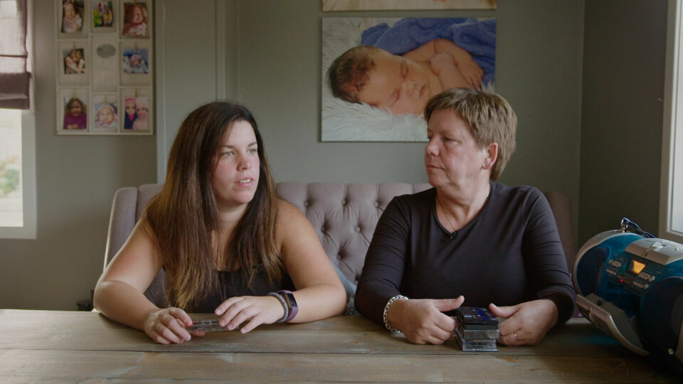 MOR OG DATTER: Inger-Lise Johannessen og datteren Tine Therese Johannesen. Tine lå i mammas mage da Therese forsvant fra Fjell i 1988. Bildet er fra NRK-serien laget av Monster i 2020.