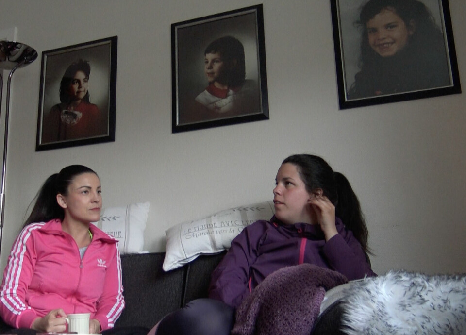 LEVER I UVISSHET: Elena var seks år da Therese forsvant, mens Tine ennå ikke var født. Begge søstrene er preget av forsvinningen den dag i dag. I stuen hjemme i leiligheten til moren henger det bilder av Therese, (t.v.) Elena og Tine.