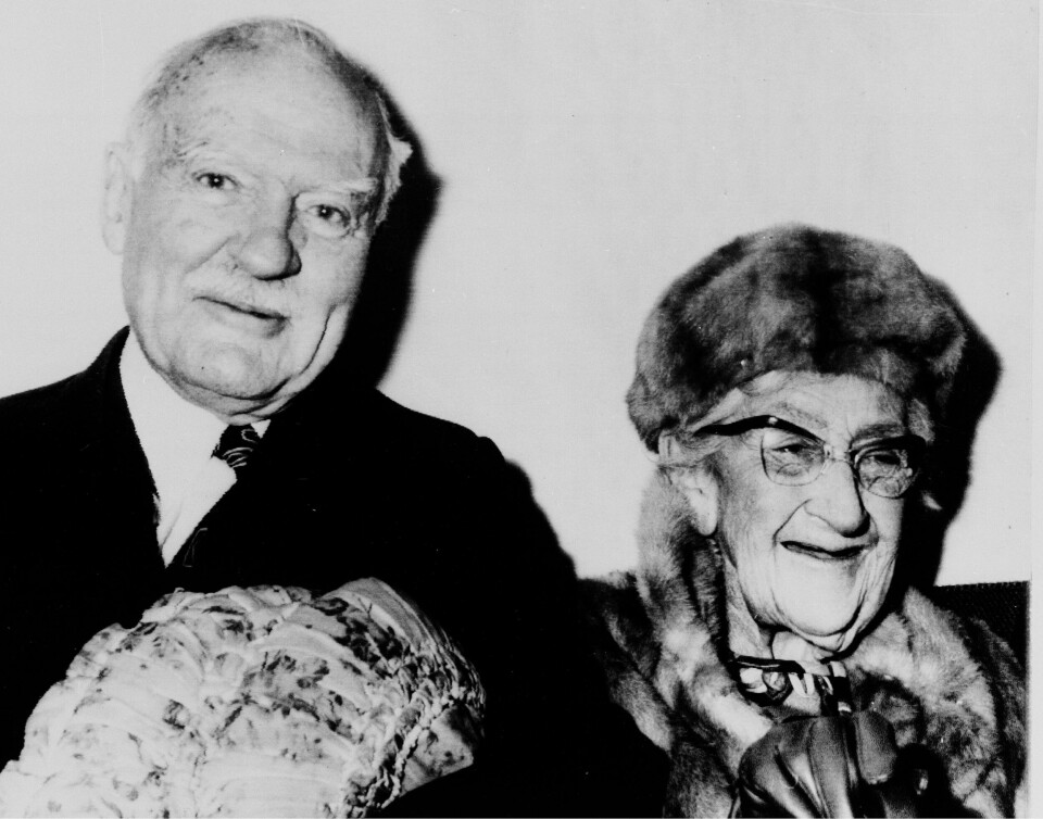 FEIRET MED EKTEMANNEN: Agatha og hennes siste ektemann, Sir Max Mallowan, i 1973 under en feiring av at det var 21 år siden hennes teaterstykke Musefellen ble satt opp første gang.