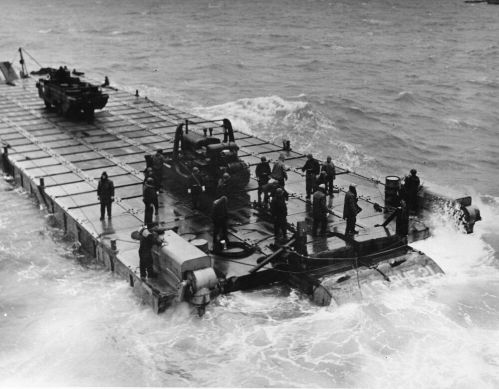 <b>FLYTENDE BRO:</b> Seabees fra 111. Naval Construction Battalion i Normandie, 6. juni 1944. En Rhino Ferry besto av 30 x 6 pongtonger. To motorer på 143 hk ga fergen en hastighet på fire knop.