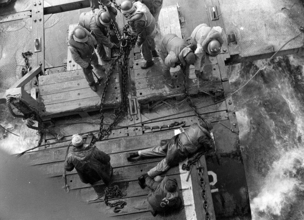 <b>D-DAGEN:</b> 81. Naval Construction Battalion kobler en pongtongferge til amfibiekrigsskip av typen LST. Seabees bemannet pongtongferger til ilandsetting av soldater på strendene Omaha og Utah.
