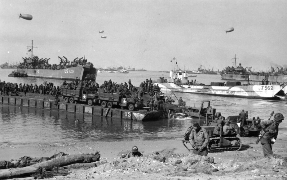 <b>HISTORISK ØYEBLIKK:</b> Seabees bidro til å få soldater og kjøretøy i land på Normandies strender på D-dagen.
