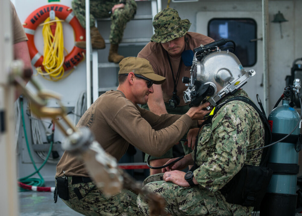 <b>FLORIDA:</b> Seabees gjør klar en dykker under opplæring. Blant oppdragene til Seabees er undervanns stålarbeid og vedlikehold.