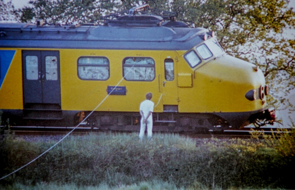 <b>TERROR:</b> Kaprerne la press på de nederlandske myndighetene ved å plassere et gissel utenfor toget – bakbundet og med trussel om hodeskudd. Vinduene i toget ble dekket av aviser.