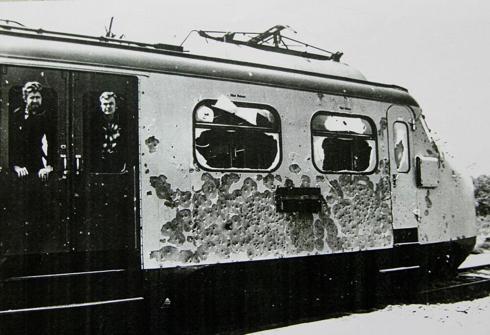 <b>PERFORERT:</b> Det var den fremste delen av toget som ble kraftigst beskutt. På bildet står politimannen Dick Scholing til venstre.