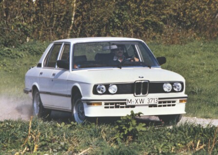 Legende: I 1980 ble M535i lansert som en etterfølger av modellene 530, 533i, og 535i. Det var den første i 5-serien som hadde M i navnet. Motoren stammet fra 635 CSi.