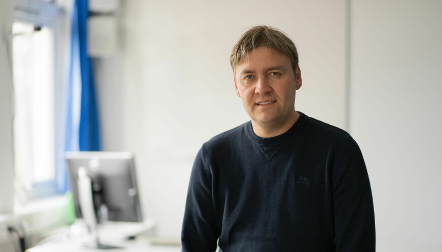 PEDAGOG: Robert Mjelde Flatås har jobbet som rektor i barneskolen, og er nå førstelektor i pedagogikk ved lærerutdanningen ved NLA Høgskolen Bergen.