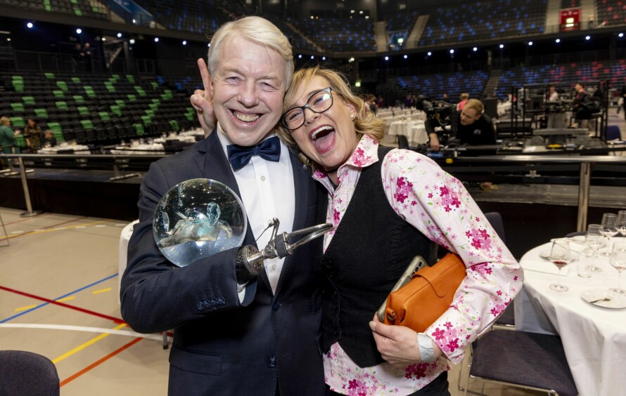 HEDRET: 50 år etter at Cato Zahl Pedersen måtte amputere den ene armen og halvparten av den andre, mottok han hedersprisen under Idrettsgallaen i Trondheim. Stedatteren Gro var på plass for å feire Cato.