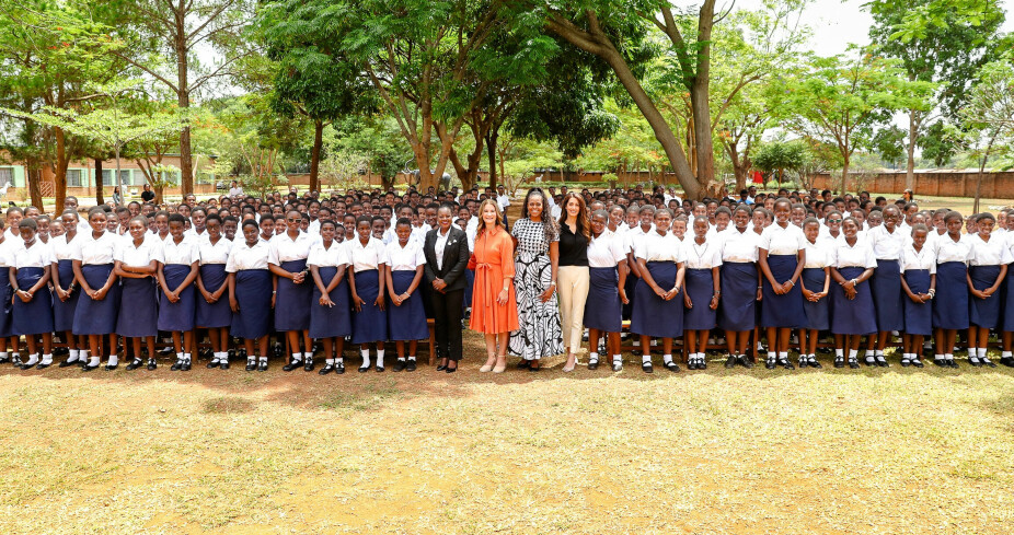<b>KJEMPER FOR JENTENE:</b> I november i fjor reiste Michelle Obama sammen med Melinda Gates (i oransje kjole) og Amal Clooney. Trioen jobber for å få slutt på barneekteskap, og besøkte blant annet Malawi, som er et av landene som fortsatt har mange barneekteskap. Her er damene på besøk hos elever på Ludzi Girls Secondary School i Malawi.