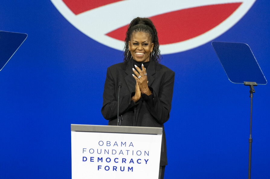 <b>ENGASJERT:</b> Selv om hun ikke er presidentfrue lenger, er det ikke noe å si på Michelle Obamas engasjement. I november i fjor talte hun under Obama Foundation Democracy Forum i Chicago.