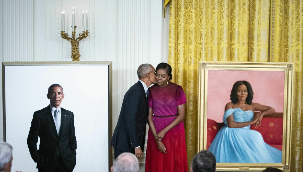 <b>MALERI-KYSS:</b> I september 2022 avduket president Joe Biden de offisielle portrettene av Obama-ekteparet som skal henge i Det hvite hus. Barack kysset sin kone ømt på kinnet under seremonien. Maleriene er laget av Robert McCurdy og Sharon Sprung.