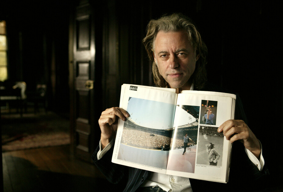 <b>SUPERSTJERNE:</b> Bob Geldof slo igjennom som artist med låten «I don’t like Mondays», basert på skoleskytingen i San Diego. Suksessen brukte han til å arrangere pop­bransjens største veldedig­hetsaksjon noensinne, BandAid og LiveAid. Her med bilder fra sin egen opptreden.