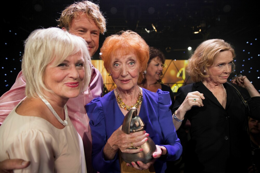 <b>HEDER OG ÆRE:</b> Elsa fikk Amandas ærespris i 2014. Kollegene Anne Marie Ottersen (t.v.), Geir Kvarme og Brit Elisabeth Haagensli hyllet den folkekjære skuespilleren.