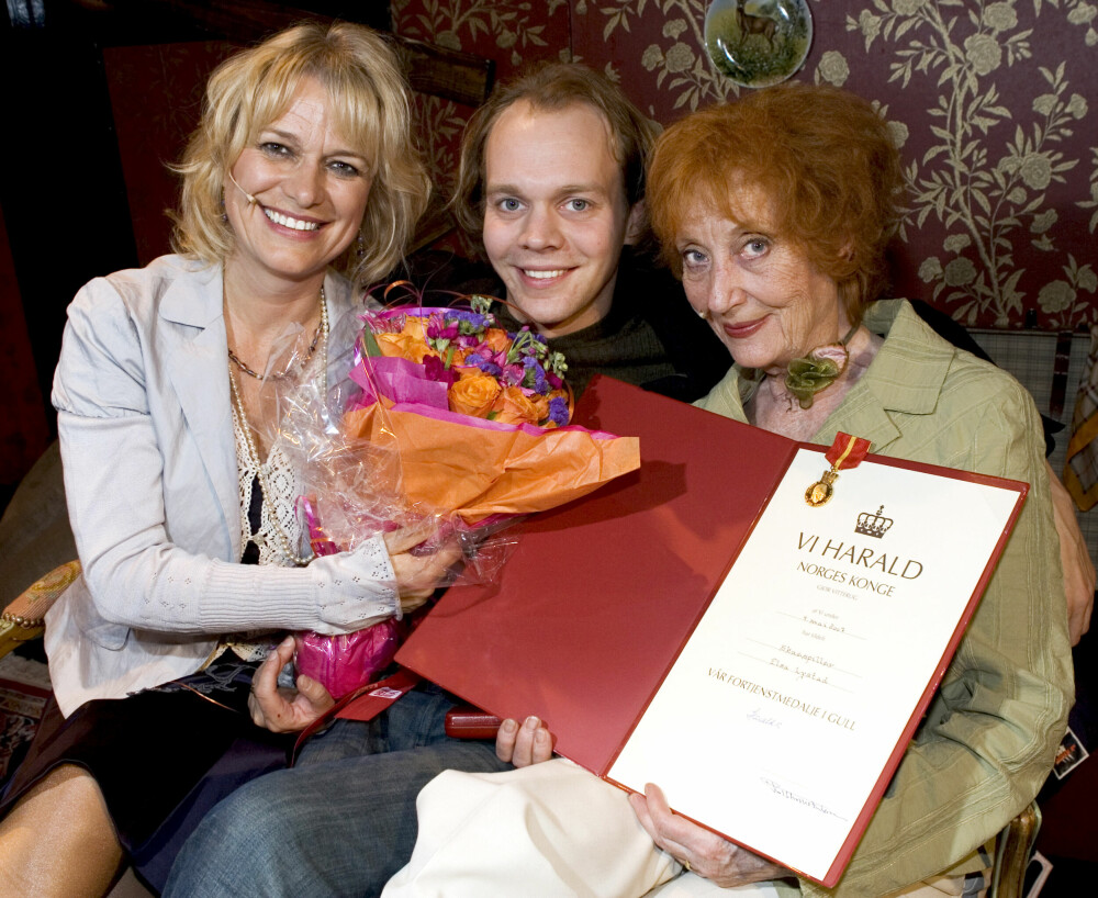 <b>GJORT STAS PÅ:</b> Elsa fikk i 2007 Kongens fortjenstmedalje i gull for sine 50 år på scenen. Venninnen Marianne Krogness og kollega Jon <br>Niklas Rønning var kjapt frempå med blomster.
