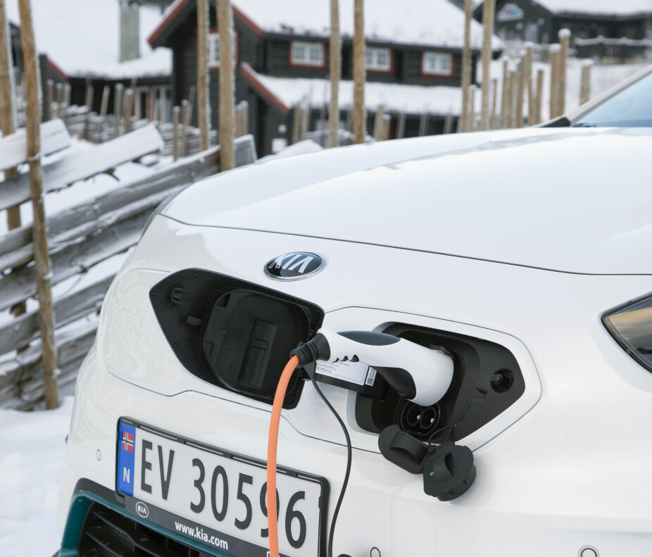 Elektriske startproblemer: Også elbiler har 12-volts batteri. I mange tilfelle er det smart at bilen står koblet til lading, eksempelvis en beinkald helg på fjellhytta.