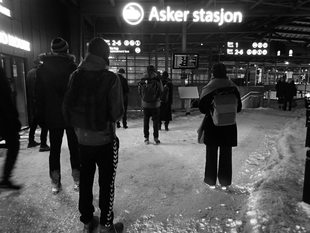 <b>KALD OVERRASKELSE:</b> Togreisende satset på toget da litt nysnø rammet biltrafikken rundt Oslo. Det var ikke så lurt. For norsk jernbane sliter ute i kulden med trøbbel, dårlig omdømme og uregjerlig materiell.