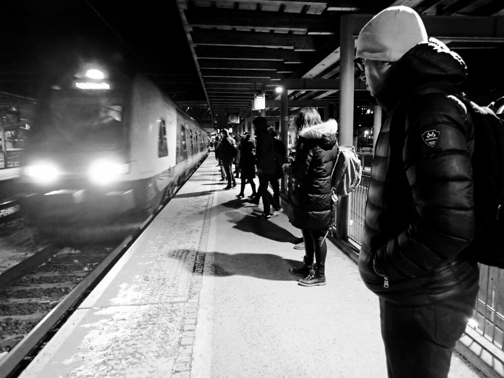 <b>NOEN HAR SVARET:</b> Hvem har ansvaret for at stadig flere tog på norske jernbanelinjer er preget av manglende vedlike­hold? Vi Menn har forsøkt å finne svaret i månedsvis. Bane NOR er mest opptatt av hva de skal gjøre i fremtiden. Imens venter passasjerer i kulden på forsinkede tog.