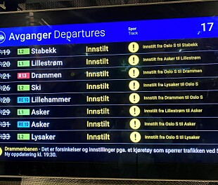 <b>BOM FAST:</b> I rushtiden hoper forsinkelsene seg opp. Hvis det i det hele tatt går tog. Slik ser det ut når et tog blir stående fast på sporet ut av Oslo mellom to stasjoner. De reisende? Overlatt til seg selv med dyrt ervervede billetter.