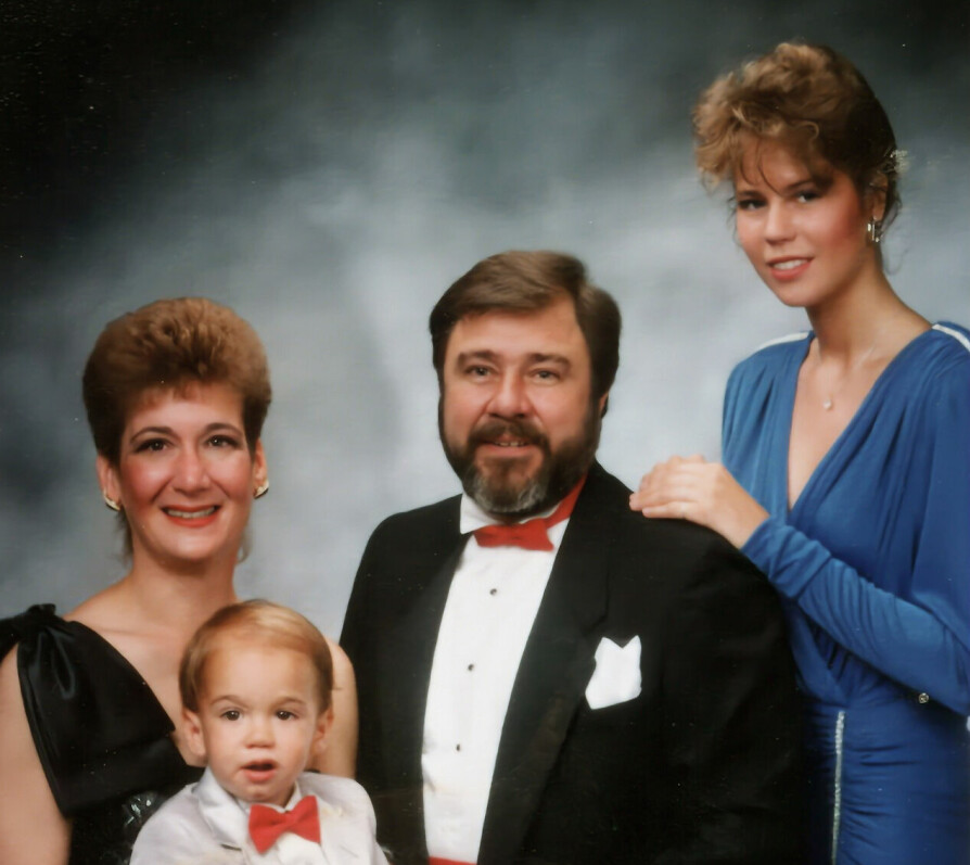 <b>AMERICANA</b>: Trine Rein i den koboltblå kjolen med sin amerikanske familie mot slutten av skoleåret 1987: far Robert Schoolcraft, hans andre kone Sandy og Trines halvbror, Alexander.