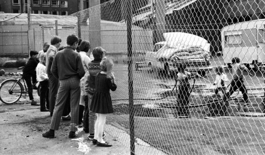 FORDOMMER: På 1960-tallet fikk sigøynerne slå leir på den gamle Gassverktomta i Oslo sentrum. Det førte til at nordmenn kom strømmende til for å glane på dem.