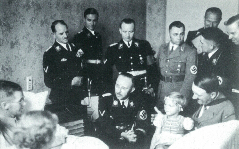<b>OVERLEVDE STYRT:</b> Hitler kom på besøk og satt ved sykesenga etter at Terboven i 1938 hadde vært uheldig under landing av et småfly. Heinrich Himmler og flesteparten av hans nærmeste medarbeidere var også til stede.