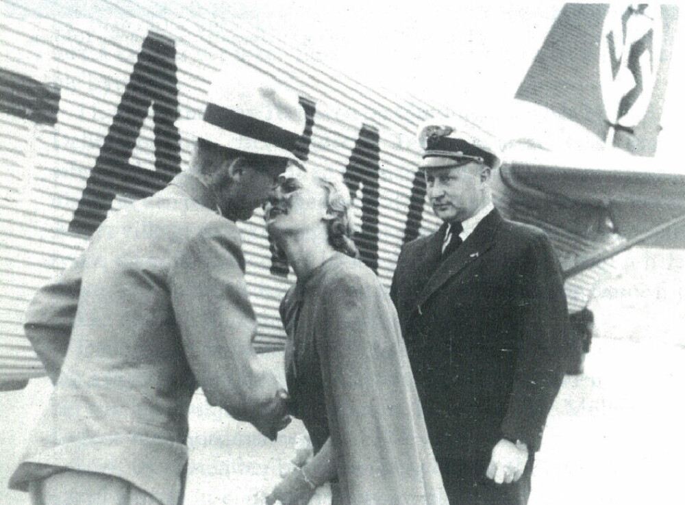 <b>EKTESKAPELIG LYKKE:</b> Ekteparet kysser hverandre farvel på fly­plassen. Etter at Terboven i 1940 reiste til Norge for å bli riks­komm­issær, møtte han aldri kona si igjen. De to holdt kontakten via brev.