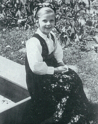 <b>NORSK-TYSK:</b> Lille Inge i norsk bunad – fotografert under et av møtene hennes med faren i løpet av krigen.