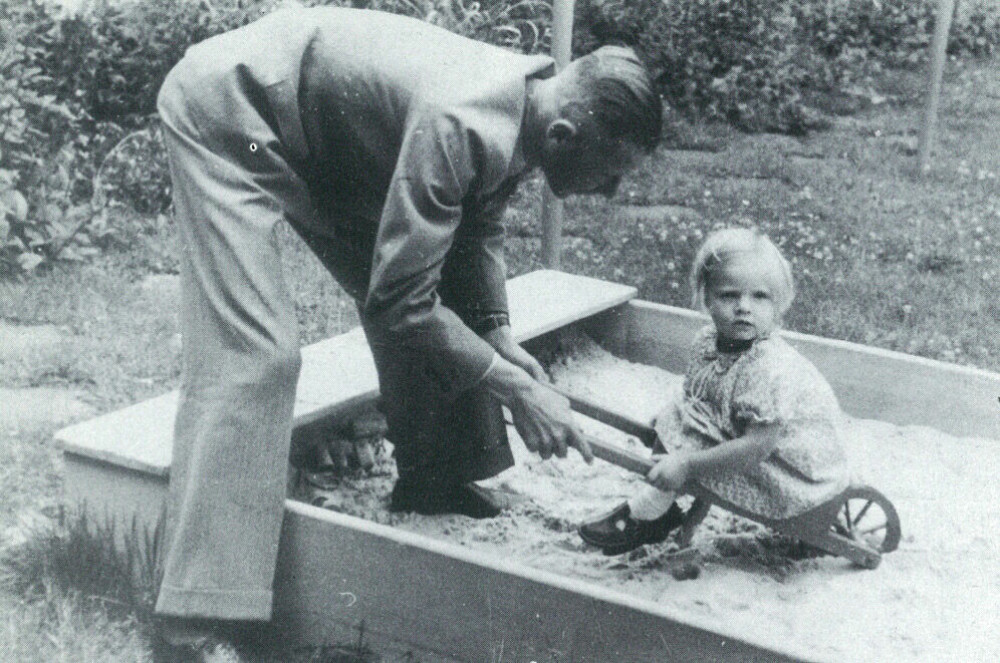 <b>I SANDKASSEN:</b> Pappa og Inge i hagen hjemme i Essen. Bildet må være tatt umiddelbart før den tyske okkupasjonen av Norge.