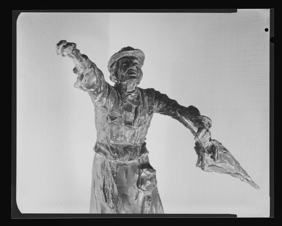 MED PARAPLYEN: Gustav Vigeland laget en statue av Aasta i 1905. Hun var kjent som en furie som trampet frem med paraplyen sin og slo om seg når hun møtte motstand. Gateguttene pekte og lo av henne. Da kom paraplyen frem.