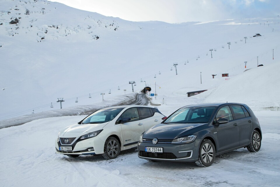 MEST SOLGT: Nissan Leaf og VW Golf er de to mest solgte bruktbilene i Norge i 2023, ifølge Finn. Her to 2018-modeller i Røldal. Da var det endelig tilstrekkelig rekkevidde og antall hurtigladere til at vi kunne gjennomføre turen rundt Hardangervidda. 2018-modeller av Leaf og e-Golf koster fra 140–200 000 kroner og 150–190 000 kroner.