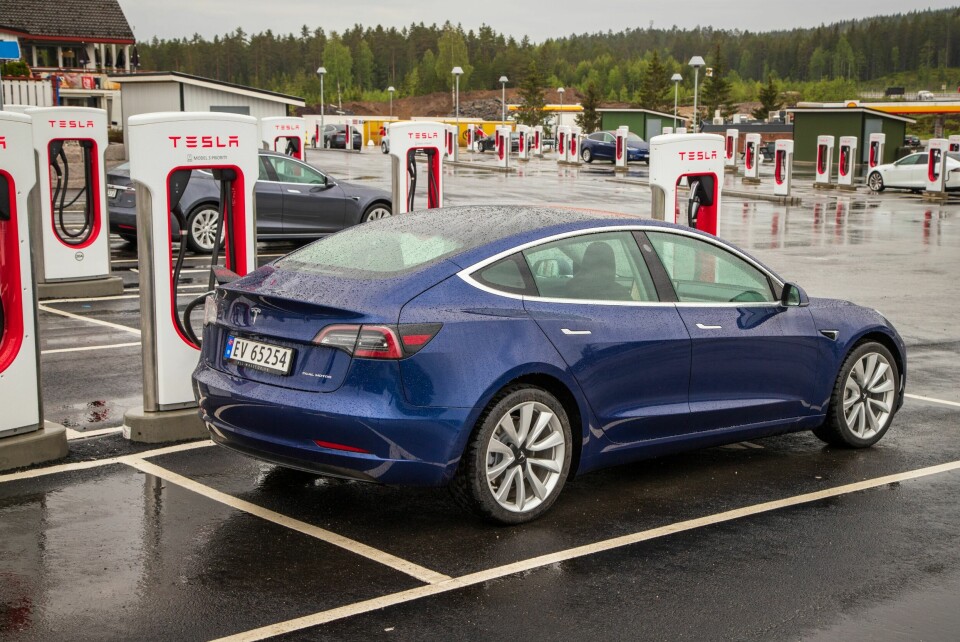 POPULÆR: Tesla Model 3 er bra både på veien og ved ladestasjonen. Det holder til tredjeplass på bruktbilstatistikken, priser for 2020-modell med 4WD ligger i området 320 til 370 000 kroner.