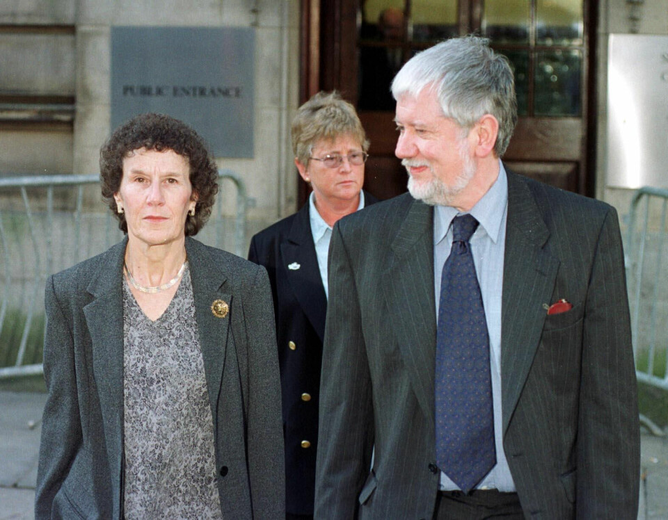 SLO ALARM: Angela Woodruff (t.v.) skjønte lite da morens advokat kontaktet henne og fortalte at hun var gjort arveløs. Hele arven etter Kathleen Grundy var nemlig testamentert til hennes lege Harold Shipman, ifølge advokaten. Men da datteren så testamentet selv, slo hun alarm.