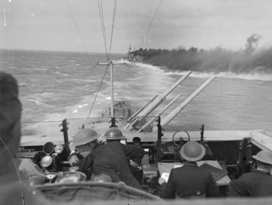 <b>FARLIG FARVANN:</b> Bildet er fra konvoien som «Talabot» og Malta-Margit var med på i mars 1942. Flaggskipet «Cleopatra» i bakgrunnen legger røykteppe, mens kanonene på «Euryalus» fyrer løs mot italienske skip. 
