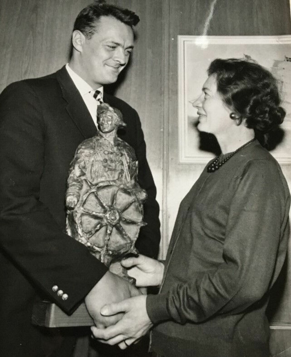<b>FREM I LYSET:</b> I 1962 hedret Erik Bye og NRK en stolt Margit med utdelingen av Ulabrand­statuetten.