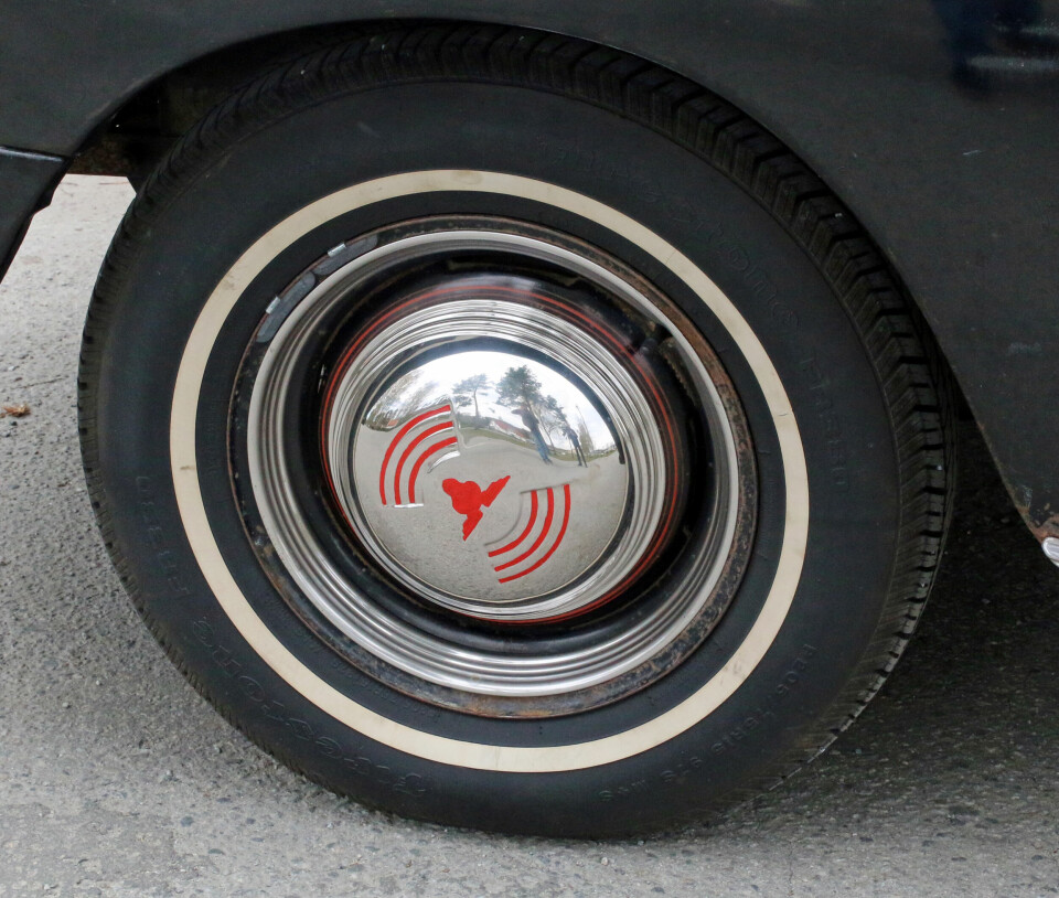 HÅNDMALT: Stålfelgene med håndmalt pinstriping er urestaurerte, mens pyntering og kapsler er blitt pusset opp.