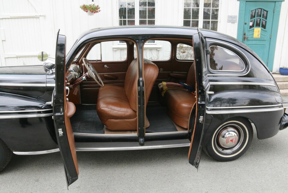 SPIST OPP: Hele interiøret er sydd opp i brunt skinn. Originalt var det stoffinteriør i bilen, men der hadde musene hatt fest i flere år.