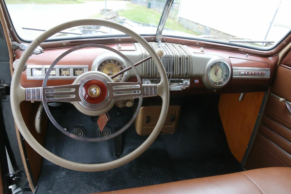 PÅKOSTET: Klassisk dashbord og påkostet ratt.